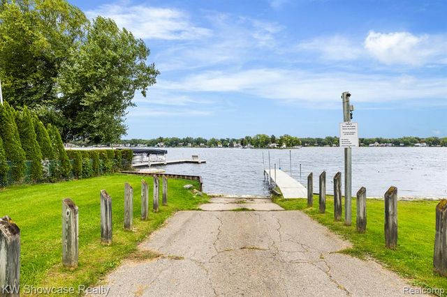 2755 Willow Lane, Highland, MI 48356