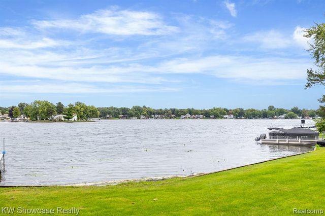 2755 Willow Lane, Highland, MI 48356