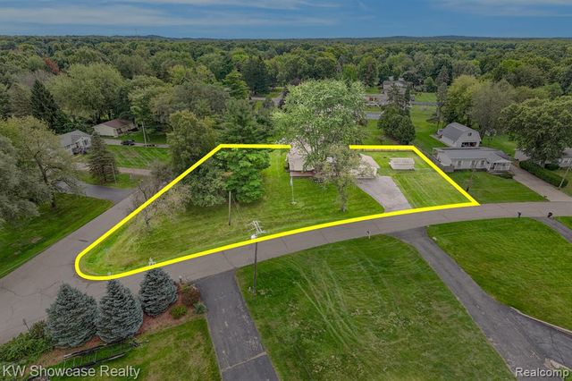 2755 Willow Lane, Highland, MI 48356