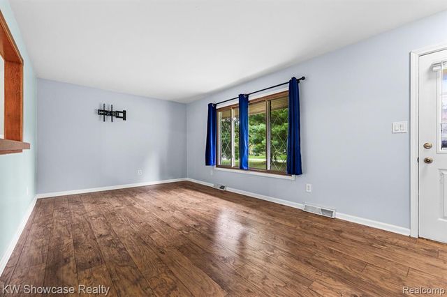 2755 Willow Lane, Highland, MI 48356