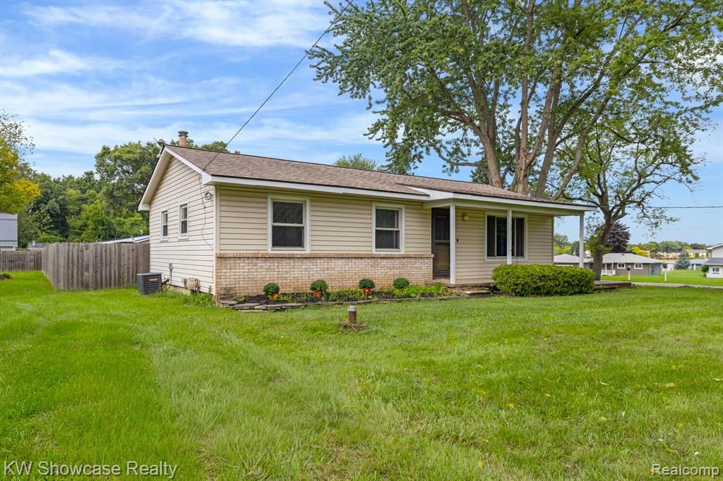 2755 Willow Lane, Highland, MI 48356