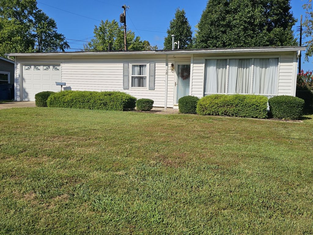 Image 2 of property listing at 18 SE Crescent Drive, Mt Vernon, IL 62864