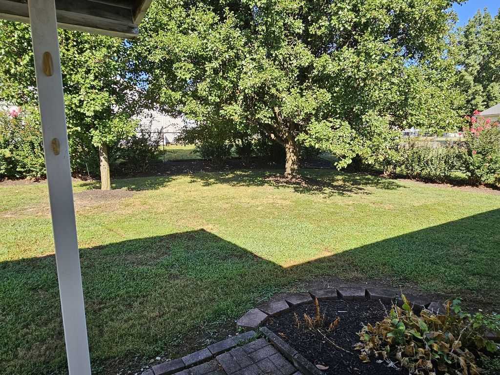 Image 11 of property listing at 18 SE Crescent Drive, Mt Vernon, IL 62864
