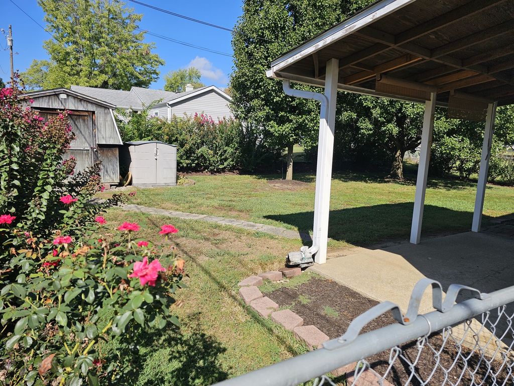 Image 13 of property listing at 18 SE Crescent Drive, Mt Vernon, IL 62864