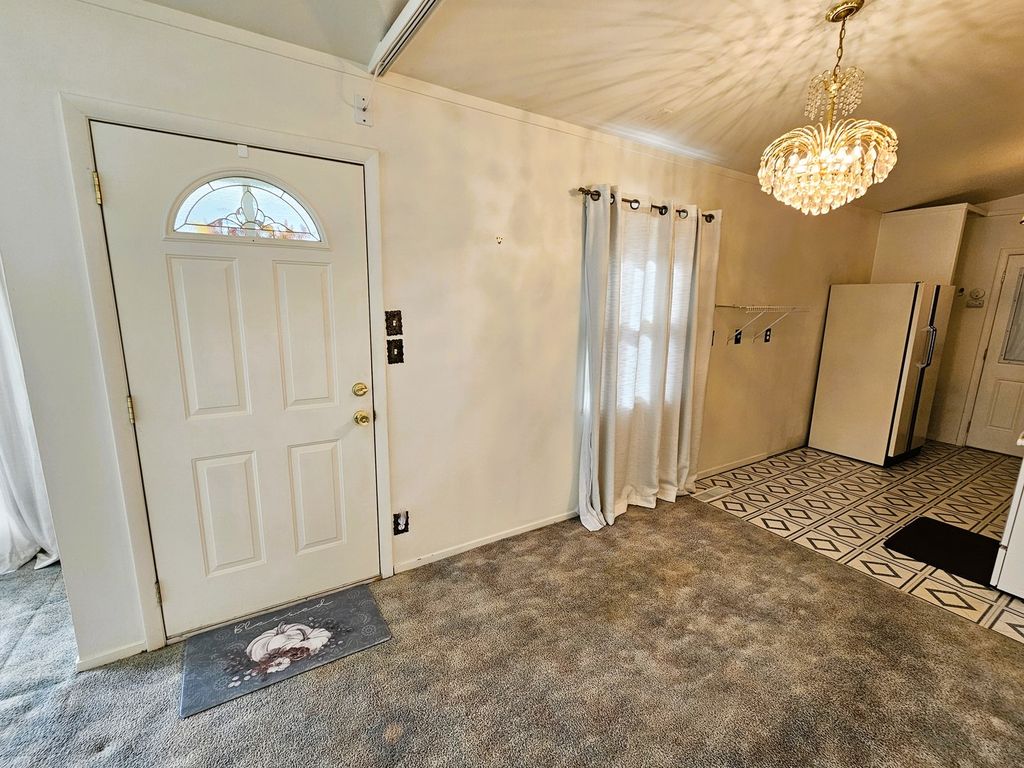 Image 14 of property listing at 18 SE Crescent Drive, Mt Vernon, IL 62864