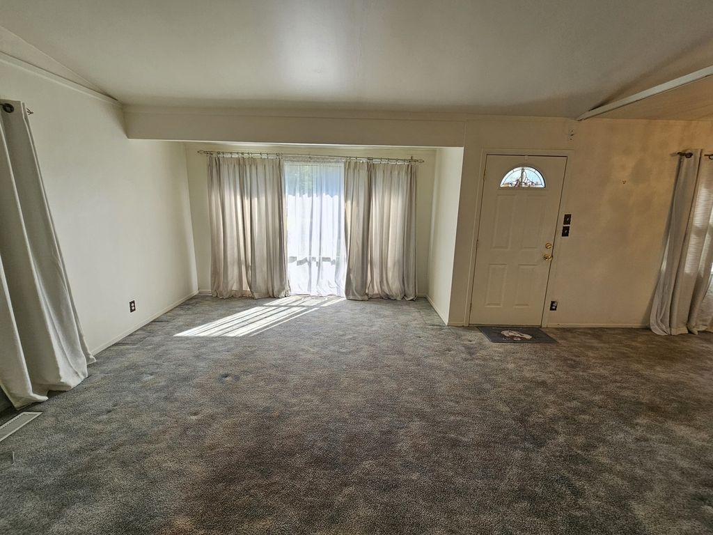 Image 15 of property listing at 18 SE Crescent Drive, Mt Vernon, IL 62864