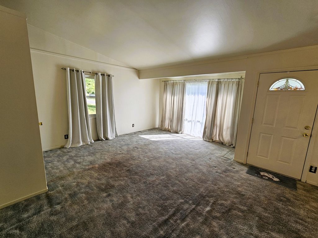 Image 16 of property listing at 18 SE Crescent Drive, Mt Vernon, IL 62864