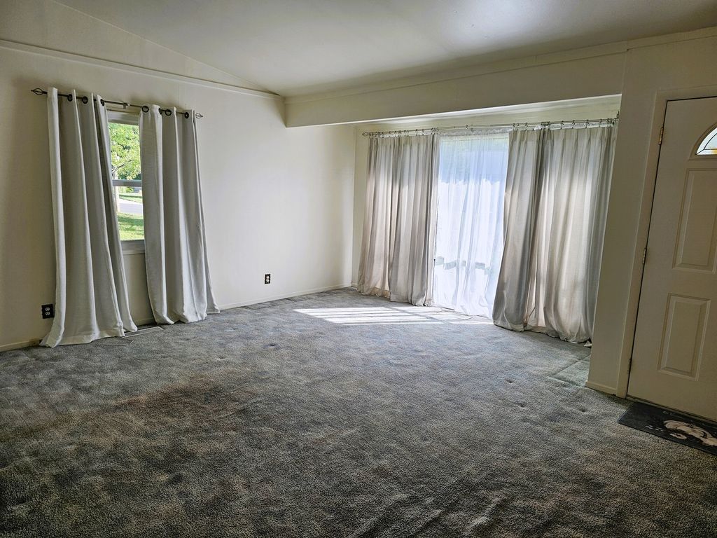 Image 17 of property listing at 18 SE Crescent Drive, Mt Vernon, IL 62864