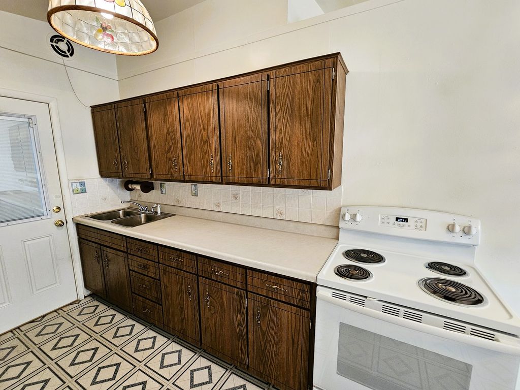 Image 19 of property listing at 18 SE Crescent Drive, Mt Vernon, IL 62864