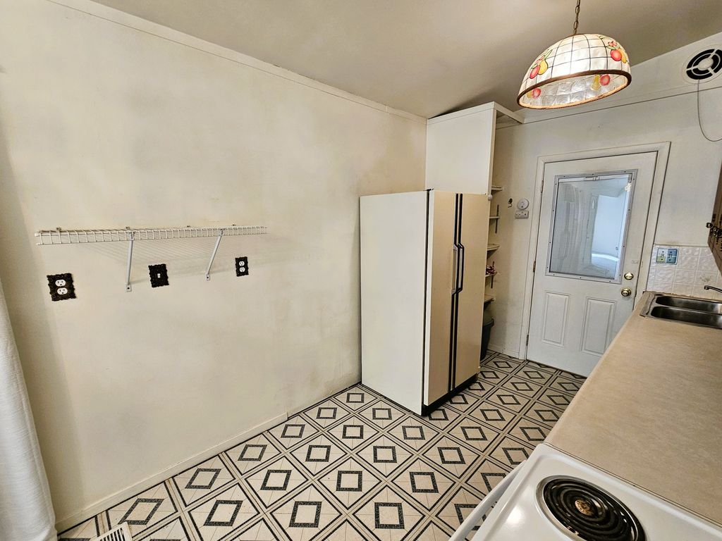 Image 20 of property listing at 18 SE Crescent Drive, Mt Vernon, IL 62864