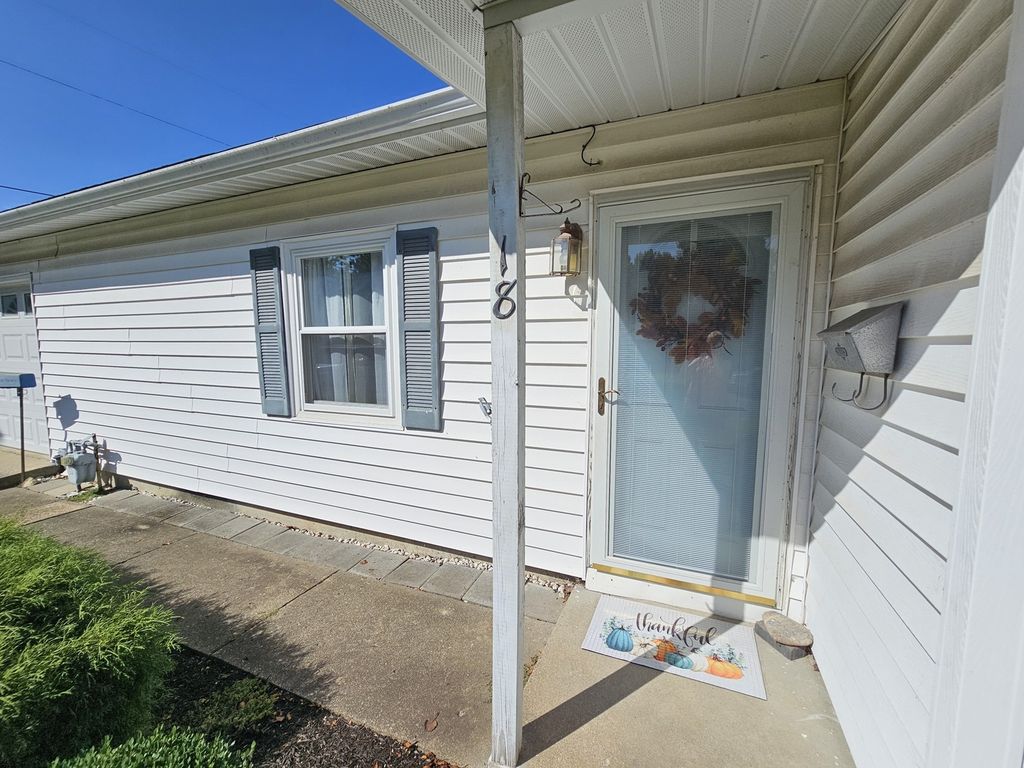 Image 3 of property listing at 18 SE Crescent Drive, Mt Vernon, IL 62864