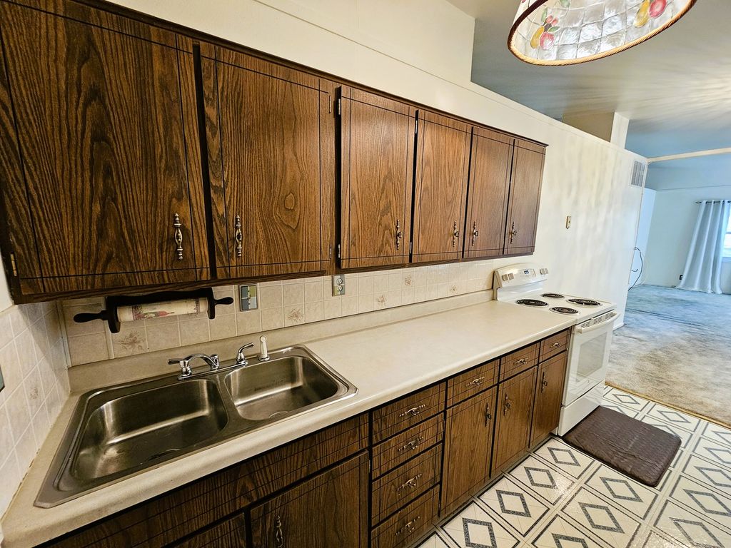 Image 21 of property listing at 18 SE Crescent Drive, Mt Vernon, IL 62864