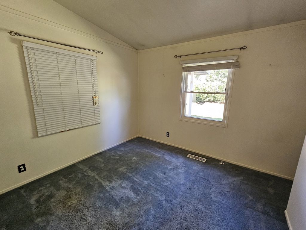 Image 22 of property listing at 18 SE Crescent Drive, Mt Vernon, IL 62864