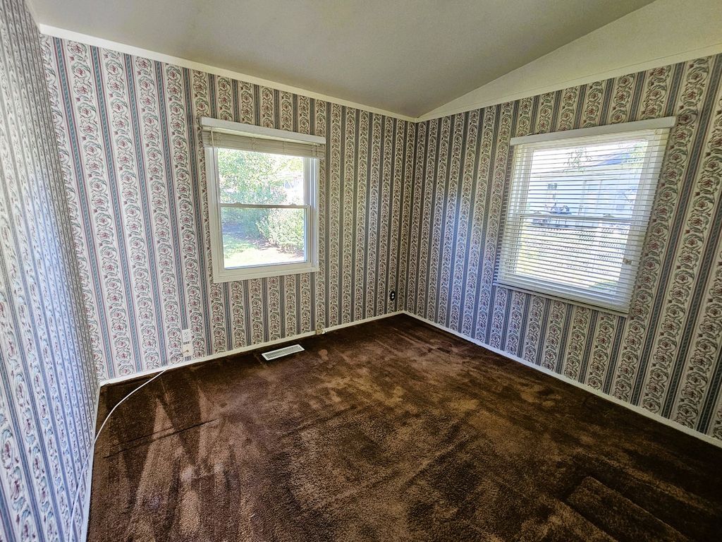 Image 23 of property listing at 18 SE Crescent Drive, Mt Vernon, IL 62864