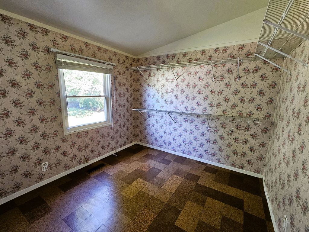 Image 24 of property listing at 18 SE Crescent Drive, Mt Vernon, IL 62864