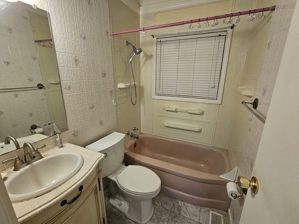 Image 26 of property listing at 18 SE Crescent Drive, Mt Vernon, IL 62864