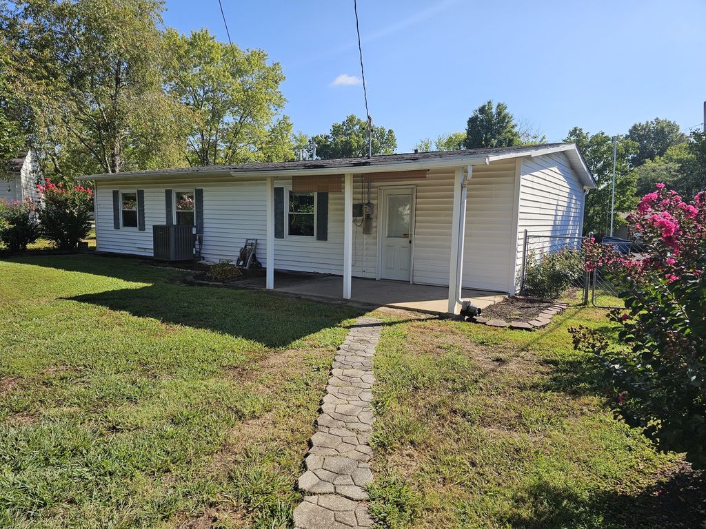 Image 4 of property listing at 18 SE Crescent Drive, Mt Vernon, IL 62864