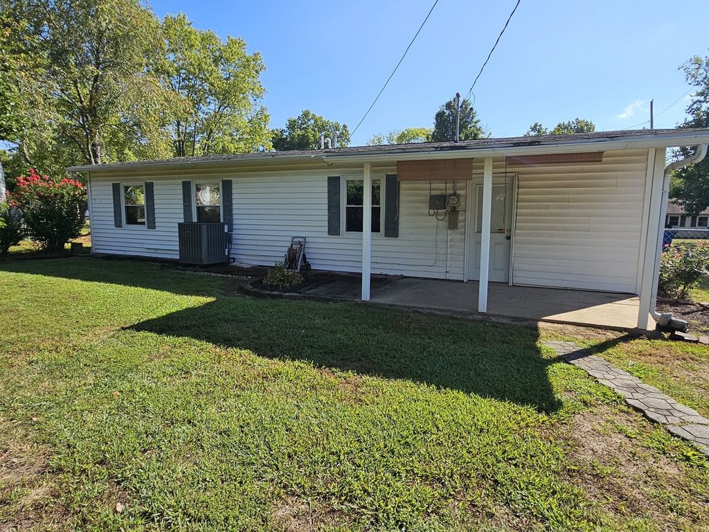 Image 5 of property listing at 18 SE Crescent Drive, Mt Vernon, IL 62864