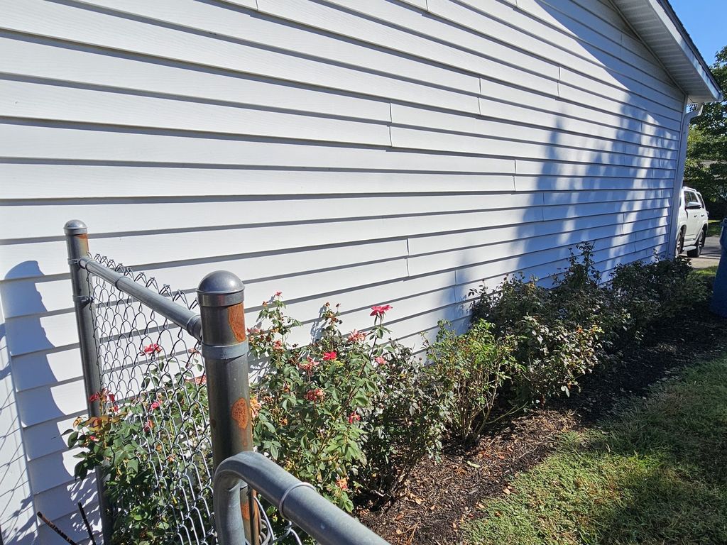 Image 6 of property listing at 18 SE Crescent Drive, Mt Vernon, IL 62864