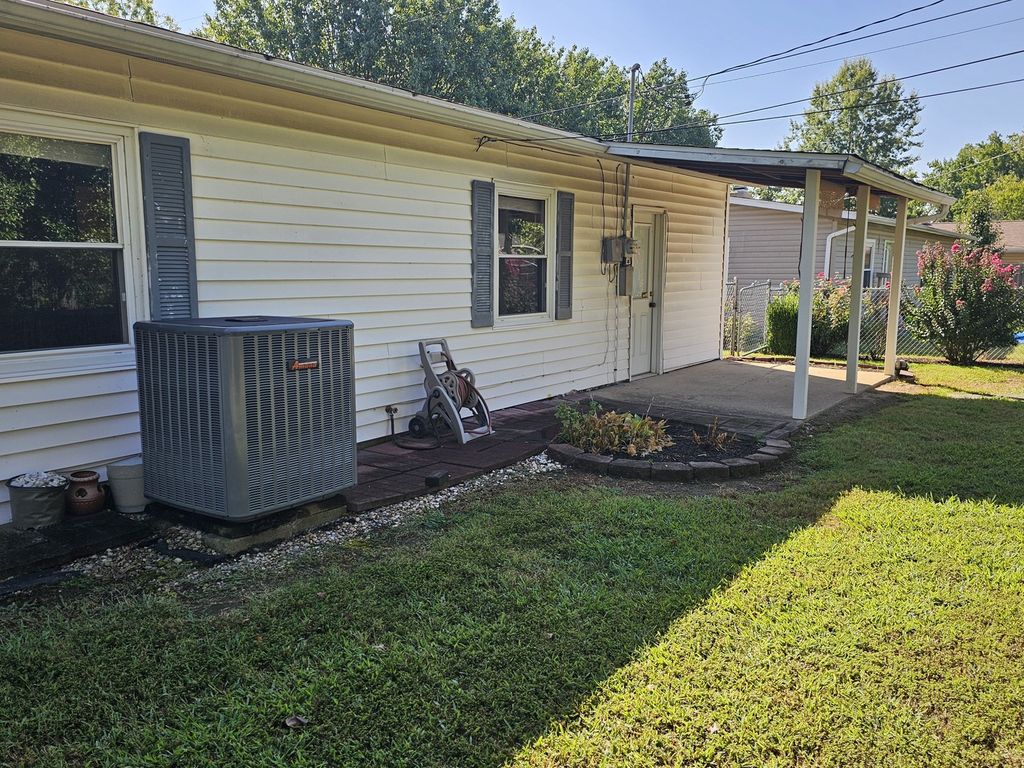 Image 8 of property listing at 18 SE Crescent Drive, Mt Vernon, IL 62864
