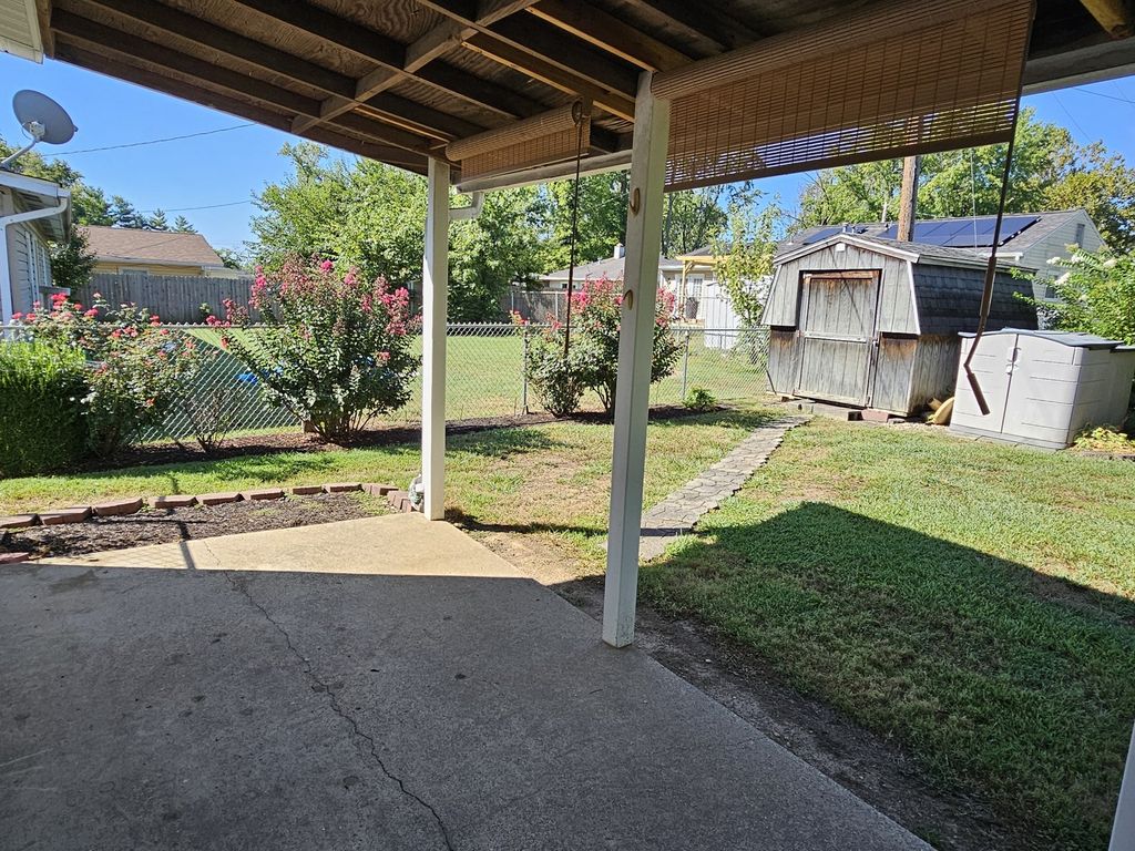 Image 9 of property listing at 18 SE Crescent Drive, Mt Vernon, IL 62864