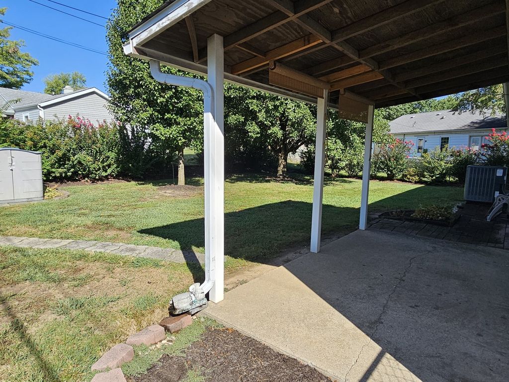 Image 10 of property listing at 18 SE Crescent Drive, Mt Vernon, IL 62864