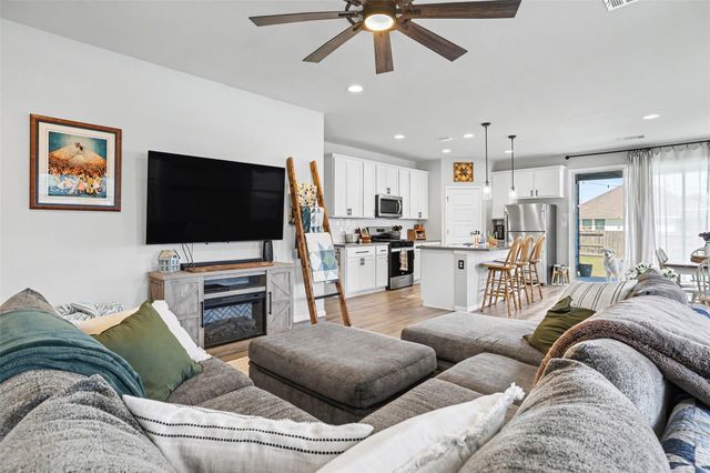 104 Ladolia LN, San Marcos, TX 78666