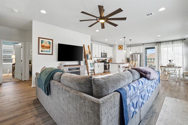 104 Ladolia LN, San Marcos, TX 78666