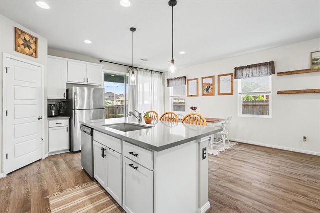 104 Ladolia LN, San Marcos, TX 78666