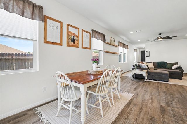 104 Ladolia LN, San Marcos, TX 78666
