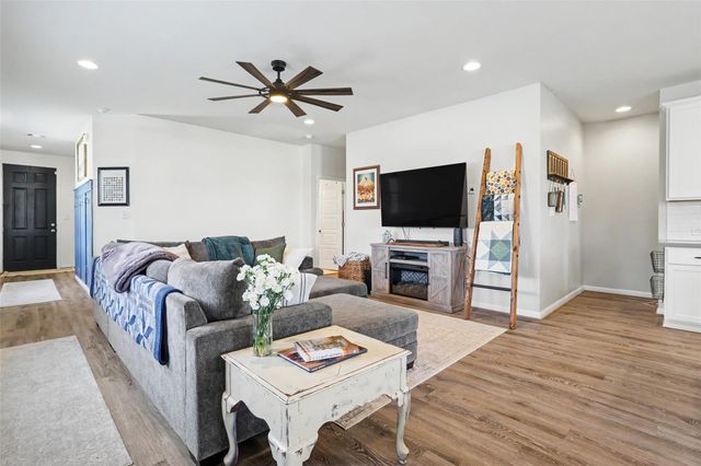 104 Ladolia LN, San Marcos, TX 78666