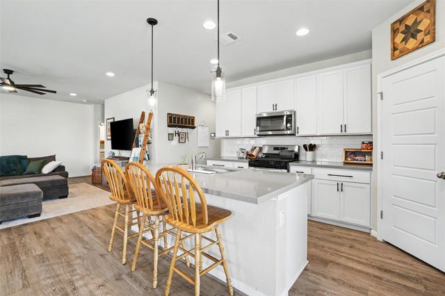 104 Ladolia LN, San Marcos, TX 78666