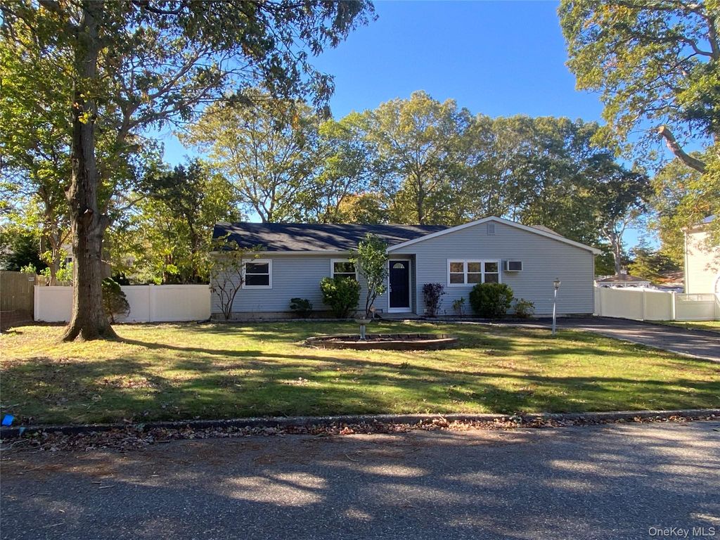 7 Filmore Avenue, Coram, NY 11727