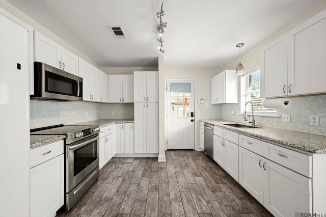 11186 Henson Dr, Greenwell Springs, LA 70739