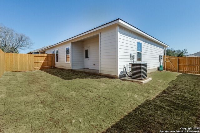 520 Hudson St, Seguin, TX 78155