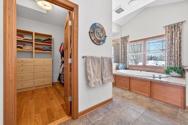 7864 Noah LANE, West Bend, WI 53090