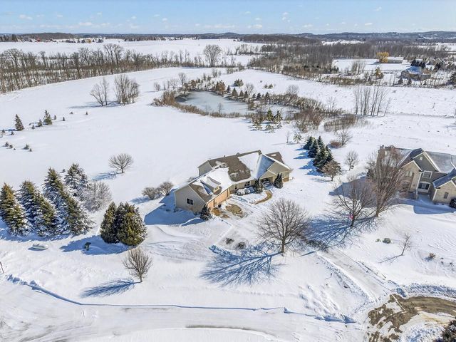 7864 Noah LANE, West Bend, WI 53090