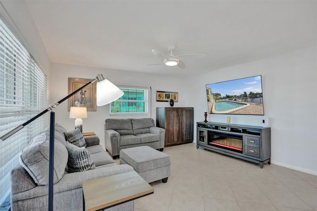 935 SE 9th Avenue 16, Pompano Beach, FL 33060