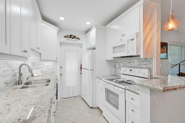 935 SE 9th Avenue 16, Pompano Beach, FL 33060