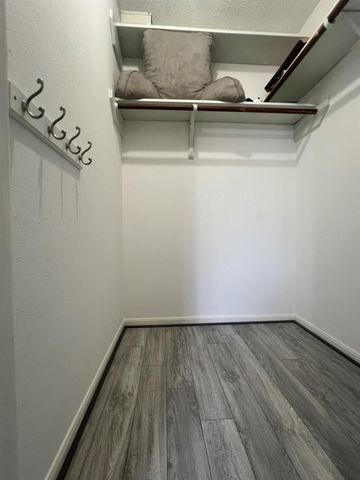 736 Country Place Drive E, Houston, TX 77079