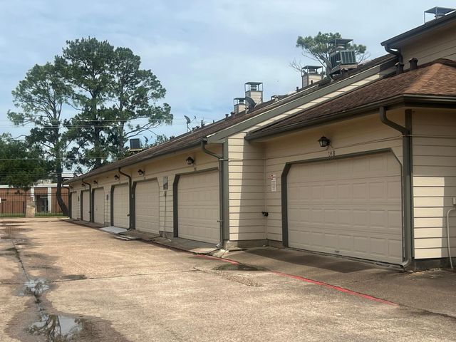 736 Country Place Drive E, Houston, TX 77079