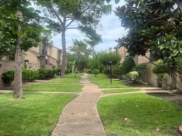 736 Country Place Drive E, Houston, TX 77079