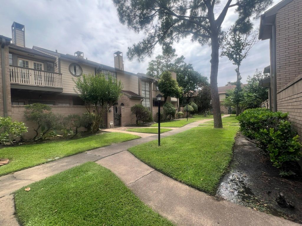 736 Country Place Drive E, Houston, TX 77079