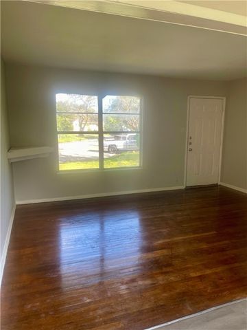 118 E Fairview Dr, Kingsville, TX 78363