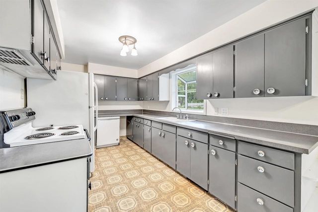 3235 N MORRISON STREET, Appleton, WI 54911