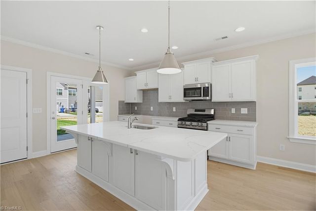 1641 Cross Village Avenue, Kernersville, NC 27284