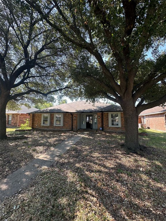 2032 Lansdown Drive, Carrollton, TX 75010