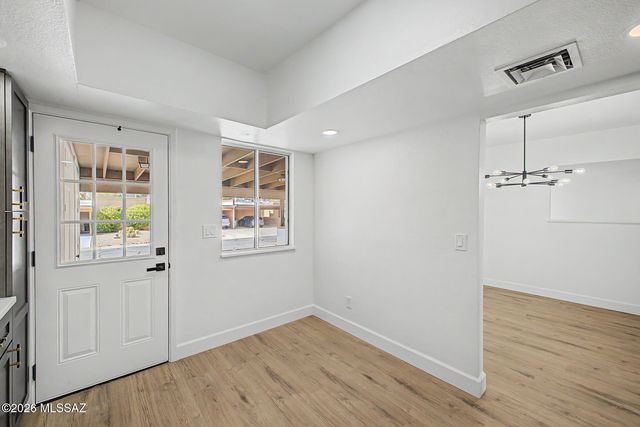 31 W Valle Place, Tucson, AZ 85737