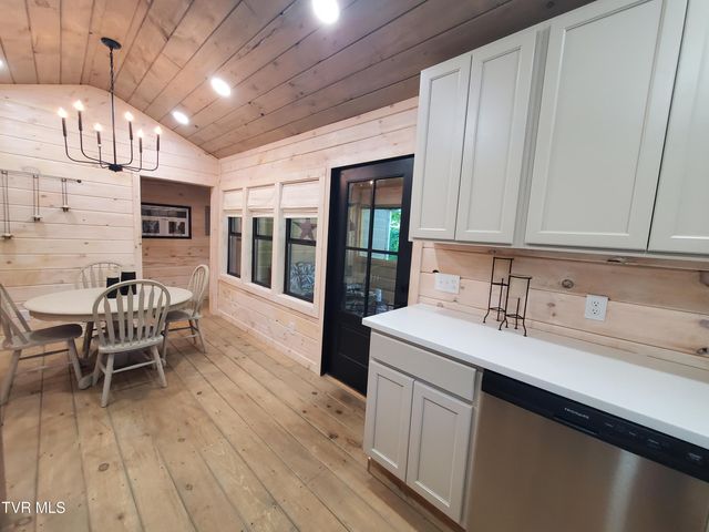 673 Hampton Creek Road, Roan Mountain, TN 37687