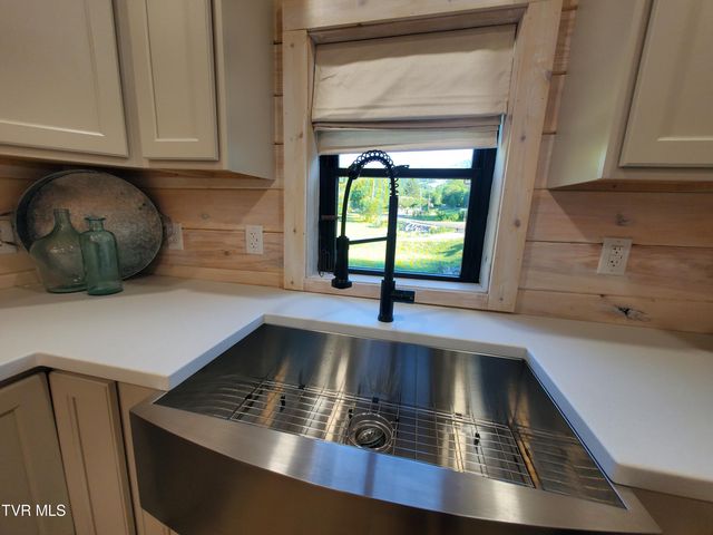 673 Hampton Creek Road, Roan Mountain, TN 37687